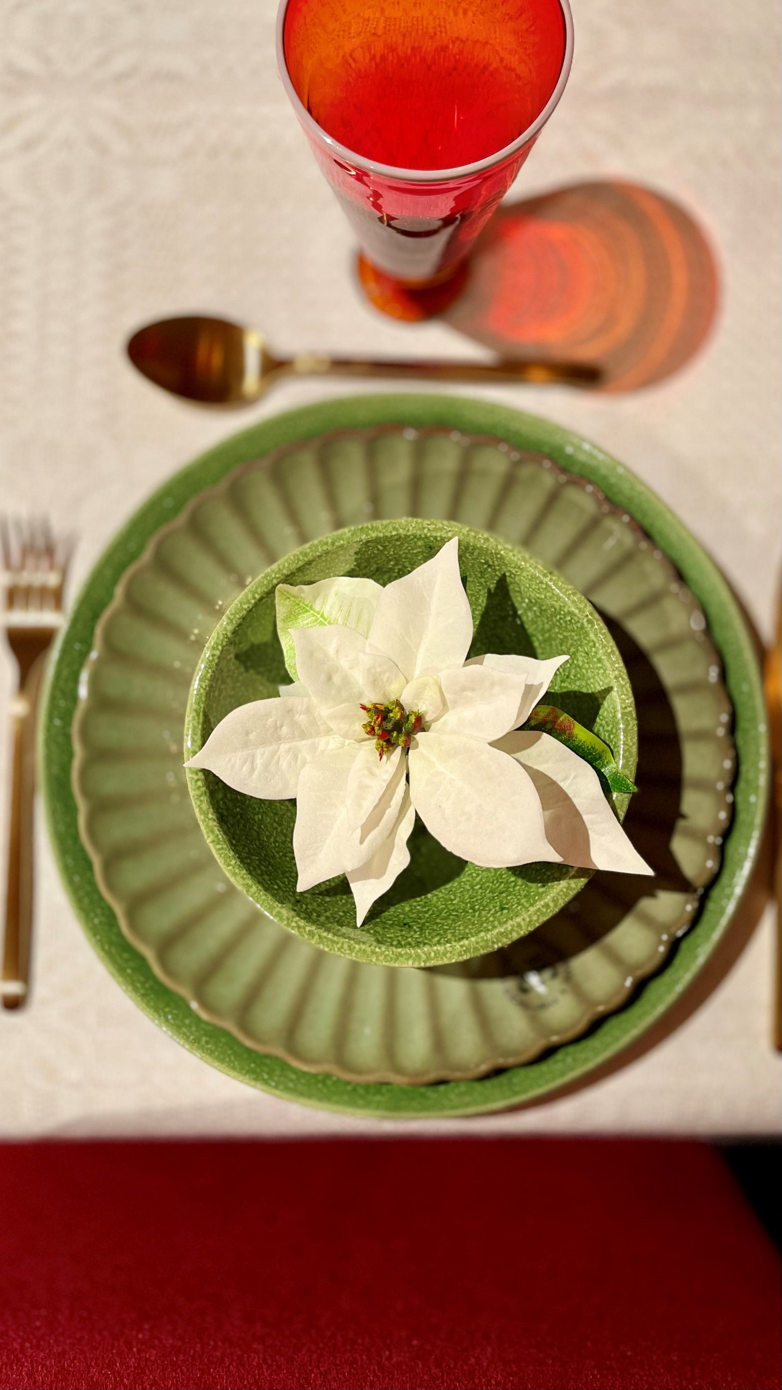Grön tallrik julporslin middagstallrik julbord julduktning