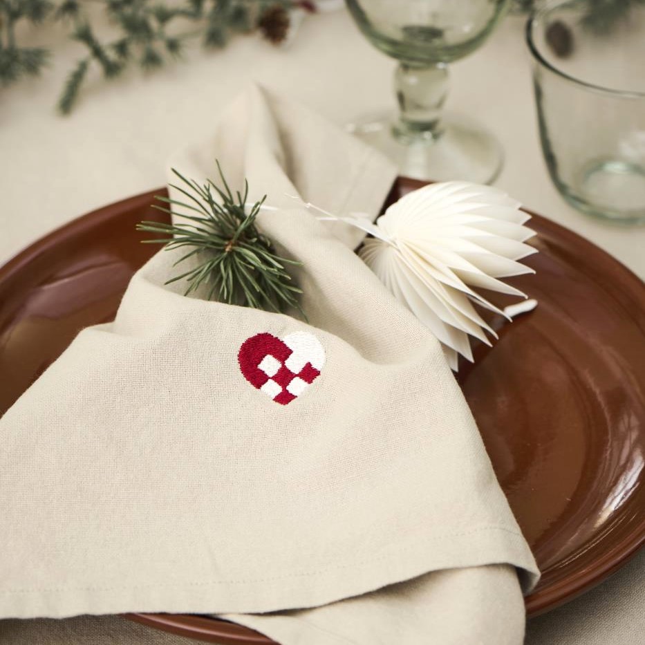 Tygservett julservett julbord juldukning julporslin linneservetter med brodyr